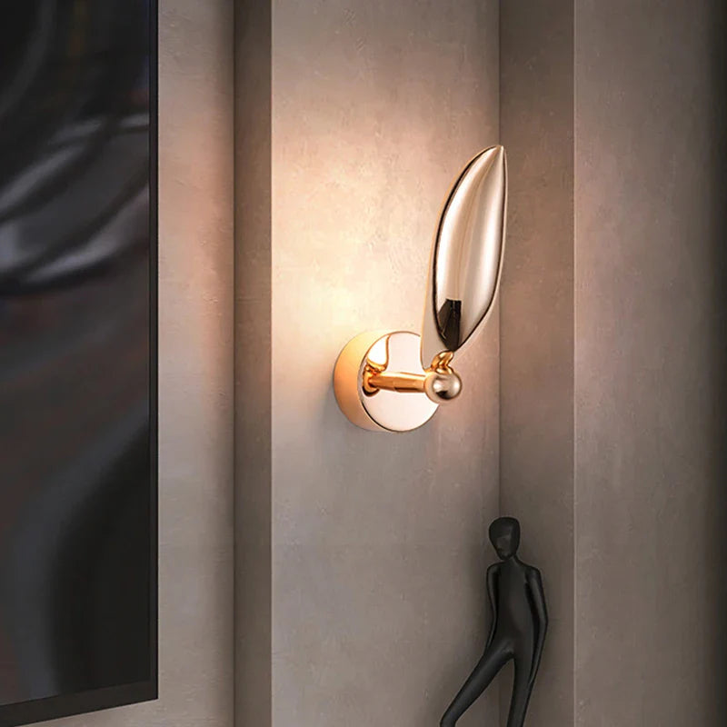 Moderne Wandleuchte mit Flügelsilhouette und atmosphärischer Beleuchtung