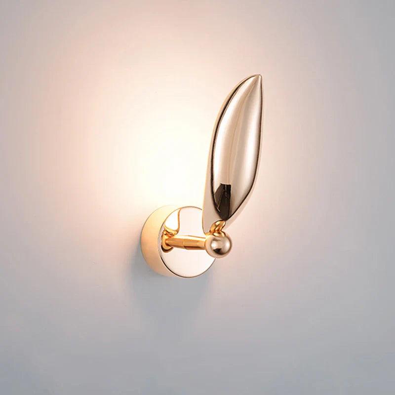 Moderne Wandleuchte mit Flügelsilhouette und atmosphärischer Beleuchtung