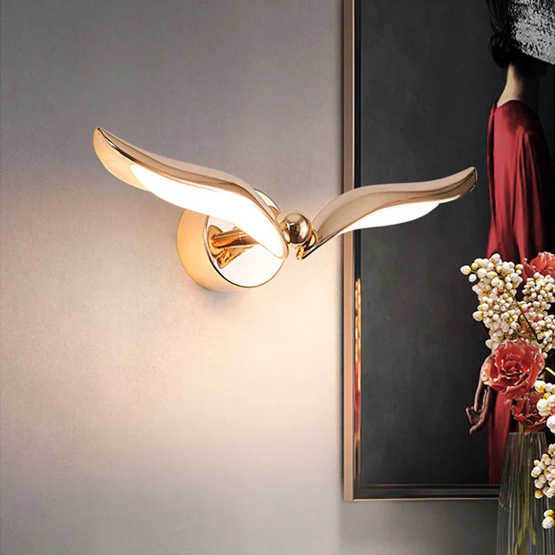 Moderne Wandleuchte mit Flügelsilhouette und atmosphärischer Beleuchtung
