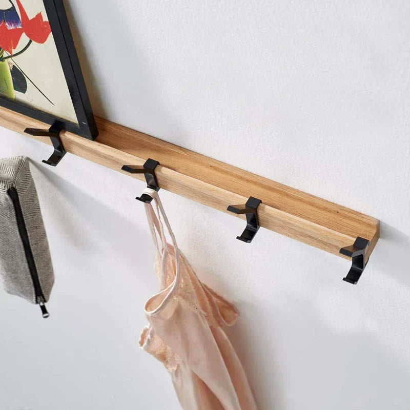 Wandmontierte Garderobenleiste mit beweglichen Doppelhaken