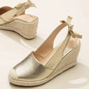 Isla – Keilabsatz mit Slingback-Riemen und Schleifendetail