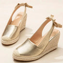 Isla – Keilabsatz mit Slingback-Riemen und Schleifendetail