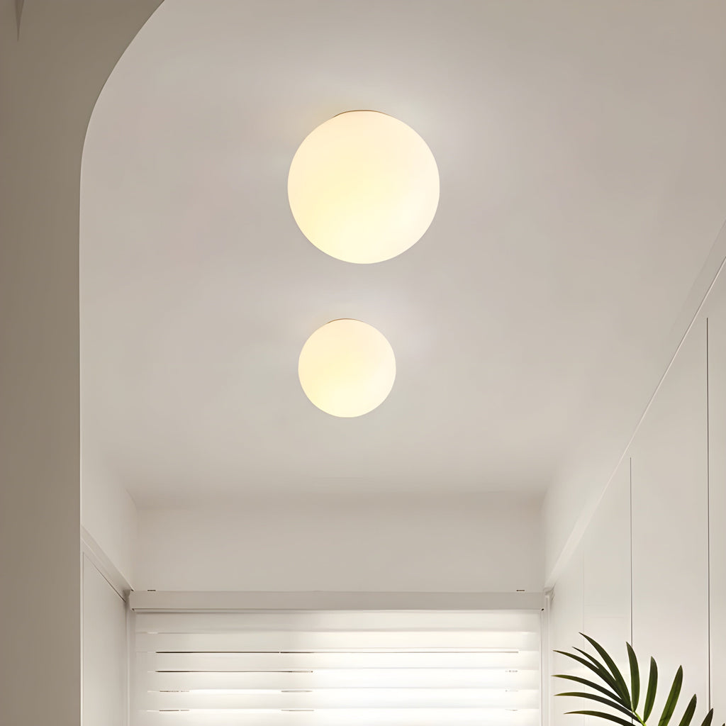 Moderne Wandleuchte mit rundem Milchglas Schirm