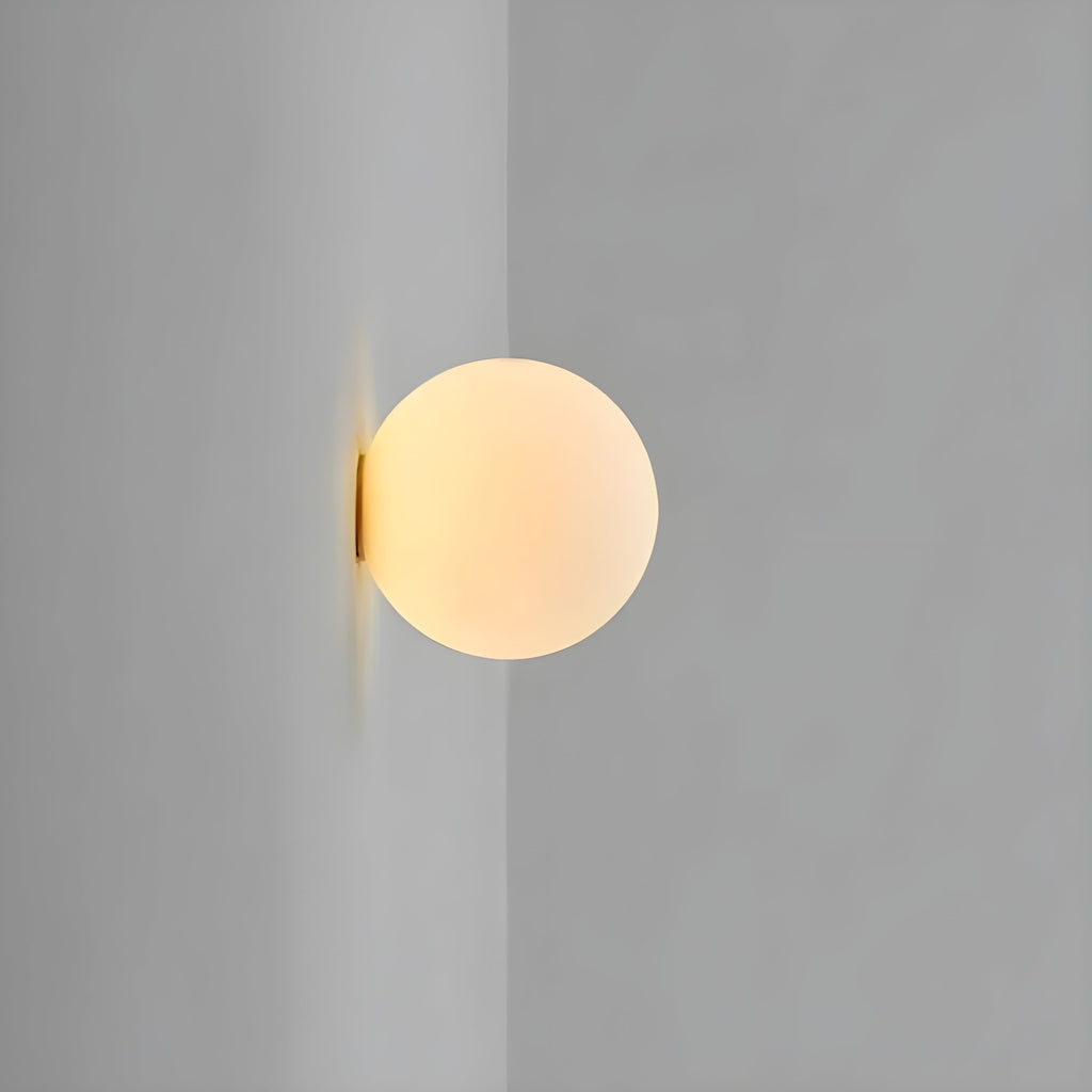 Moderne Wandleuchte mit rundem Milchglas Schirm