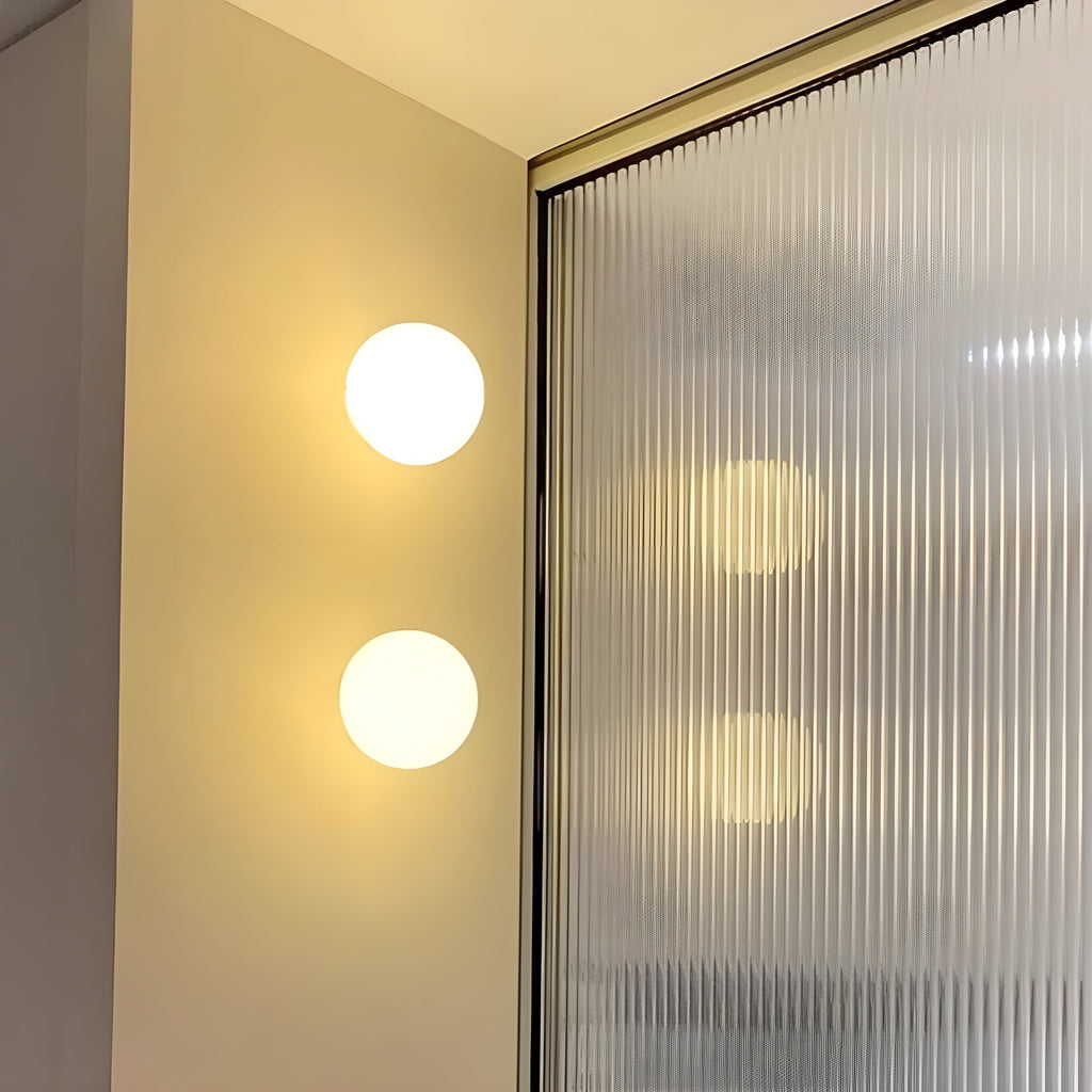 Moderne Wandleuchte mit rundem Milchglas Schirm