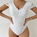 Trude - Bodysuit mit tiefem V Ausschnitt aus Spitze und kurzen Ärmeln