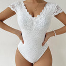 Trude - Bodysuit mit tiefem V Ausschnitt aus Spitze und kurzen Ärmeln