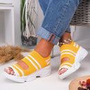Inara – Bequeme Sandalen mit Streifenmuster, breiter Passform und gepolsterter Sohle