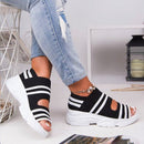 Inara – Bequeme Sandalen mit Streifenmuster, breiter Passform und gepolsterter Sohle