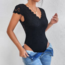 Trude - Bodysuit mit tiefem V Ausschnitt aus Spitze und kurzen Ärmeln