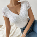 Trude - Bodysuit mit tiefem V Ausschnitt aus Spitze und kurzen Ärmeln