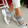 Inara – Bequeme Sandalen mit Streifenmuster, breiter Passform und gepolsterter Sohle