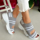 Inara – Bequeme Sandalen mit Streifenmuster, breiter Passform und gepolsterter Sohle