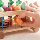 VeggieTots - Interaktiver Holzwagen mit bunten Gemüsesortierern und Tierfiguren