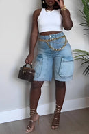 Noa – Knielange Shorts mit ausgefranstem Saum und auffälliger Kette