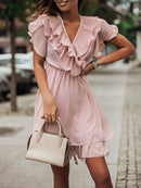 Maya – Kurzes Rüschenkleid mit taillierter Taille und fließenden Ärmeln
