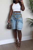 Noa – Knielange Shorts mit ausgefranstem Saum und auffälliger Kette