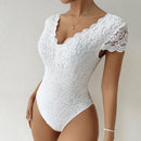Trude - Bodysuit mit tiefem V Ausschnitt aus Spitze und kurzen Ärmeln