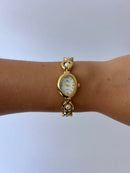 Marie – Klassische Uhr mit Perle Zifferblatt und Luxusarmbänder