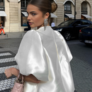 Noa – Modernes Cropped Top mit hohem Ausschnitt und stylischen Ärmeln