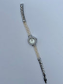 Clara – Elegante Uhr mit Perlendetails und verstellbaren Armbändern