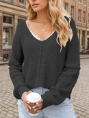 Lira – Oversized Off-Shoulder-Bluse mit tiefem V-Ausschnitt