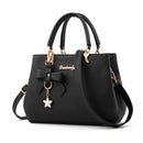 Lina – Schultertasche mit Sternanhänger und Schleifendetail und weichem Tragegriff in moderner Form