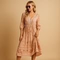 Viktoria – Stylisches bedrucktes Kleid mit V Ausschnitt und langen Ärmeln