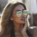 Isla – Stylische Sonnenbrille mit verspiegelten Gläsern und mutigem Rahmendesign
