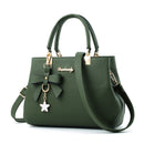 Lina – Schultertasche mit Sternanhänger und Schleifendetail und weichem Tragegriff in moderner Form
