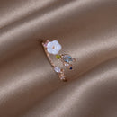 Veronika – Stilvoller offener Ring mit zartem weißen Blumenakzentdesign