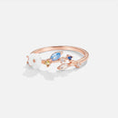 Veronika – Stilvoller offener Ring mit zartem weißen Blumenakzentdesign