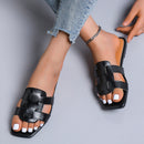 Nora – Trendy flache Slide-Sandalen mit breiter Riemenanordnung und offenem Zehendesign