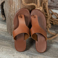 Mira – Braune Flip Flops mit offener Zehenpartie und flüssiger, flacher Sohle