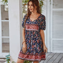 Gisela – Stylisches V Ausschnitt Minikleid mit kurzen Ärmeln und lockerer Passform