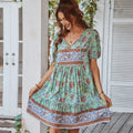 Gisela – Stylisches V Ausschnitt Minikleid mit kurzen Ärmeln und lockerer Passform