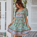 Gisela – Stylisches V Ausschnitt Minikleid mit kurzen Ärmeln und lockerer Passform