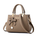 Lina – Schultertasche mit Sternanhänger und Schleifendetail und weichem Tragegriff in moderner Form