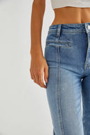Talia – Hoch taillierte Jeans mit ausgestelltem Bein und roter Stern-Auflösung