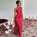 Bessie – Elegantes Eine Schulter Maxikleid mit plissiertem Seitenschlitz und rückenfreiem Entwerfen