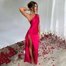 Bessie – Elegantes Eine Schulter Maxikleid mit plissiertem Seitenschlitz und rückenfreiem Entwerfen