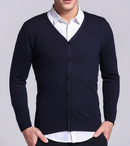 Felix - Schmal geschnittene Strickjacke mit V-Ausschnitt langen Ärmeln und Knöpfen