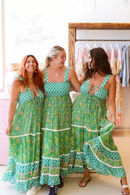 Camila - Lässiges Maxikleid mit quadratischem Ausschnitt und gestuftem Saum