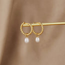Bianca – Stilvolle Spiral Creolen mit eleganter baumelnder Perle