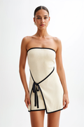 Lilia – Trägerloses Minikleid mit Wickelverschluss und taillierter Passform