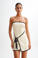 Lilia – Trägerloses Minikleid mit Wickelverschluss und taillierter Passform