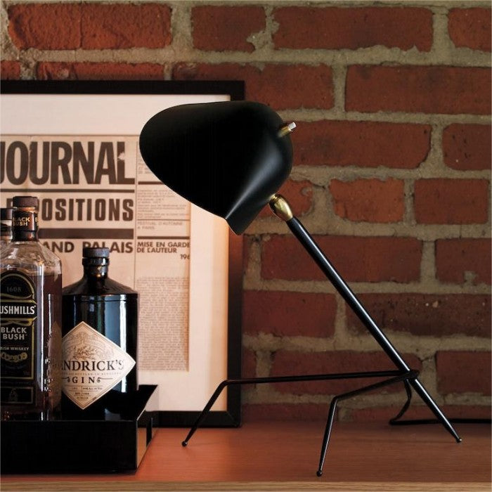 Verstellbare Tischlampe mit Flexibilität und Stil
