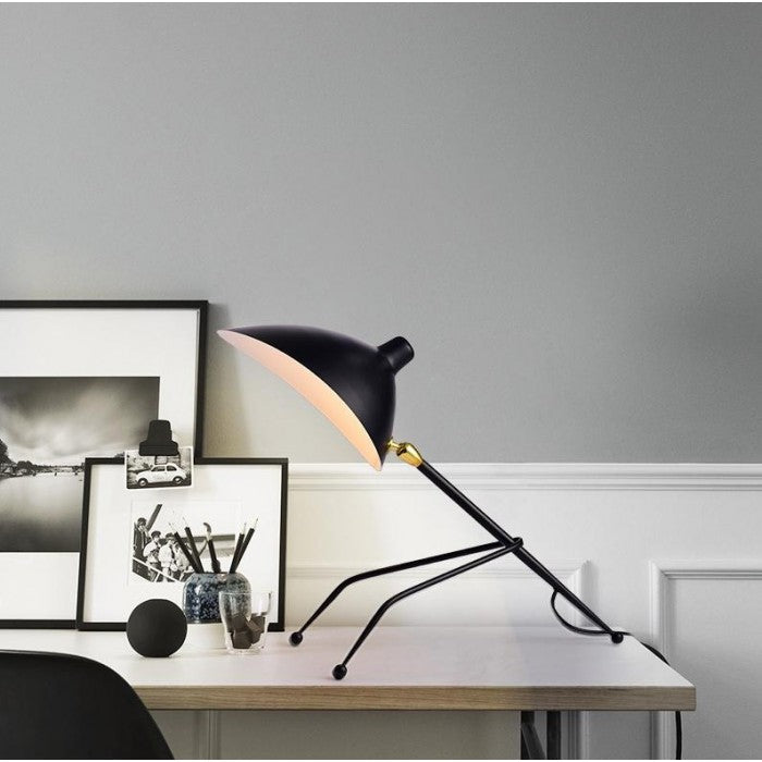 Verstellbare Tischlampe mit Flexibilität und Stil