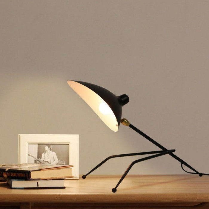 Verstellbare Tischlampe mit Flexibilität und Stil