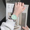 Anneliese – Modische Uhr mit quadratischem Zifferblatt und verstellbarem Armband